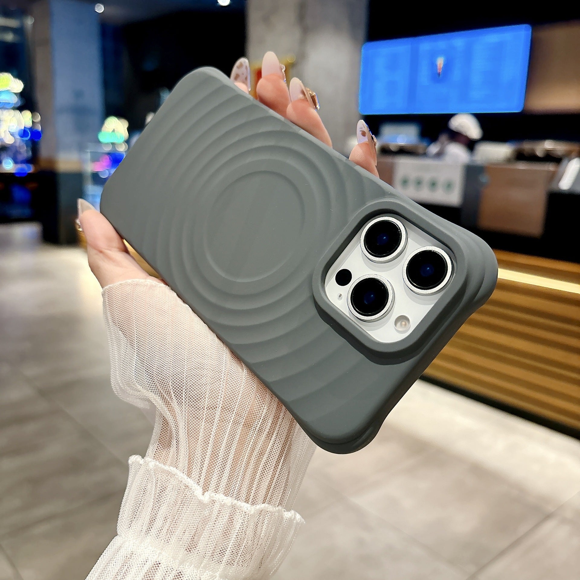 Applicable to Apple 17Promax magnetic mobile phone case, liquid silicone ripple pattern all-inclusive anti-drop Apple 16 mobile phone case.