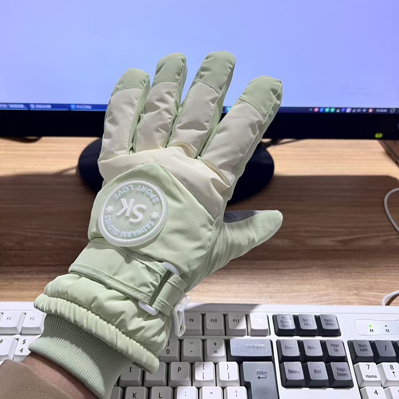 Ski gloves women's winter riding warm thickened velvet cotton cold and windproof touch screen outdoor cute anti-splashing