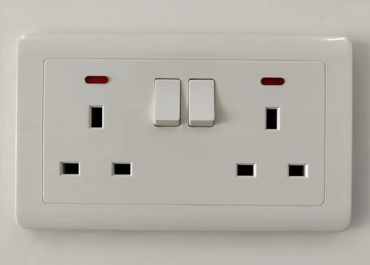Switching power socket panel Household 86-type concealed panel British five-hole wall power USB socket panel