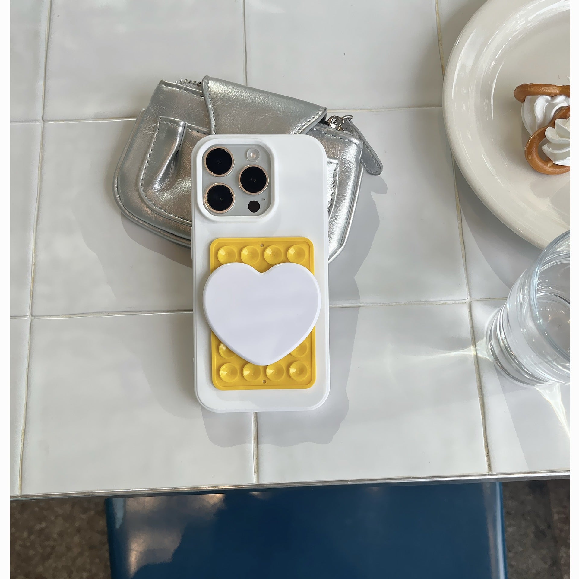 Simple contrasting color suction cup love mirror for iPhone16 Apple 16ProMax mobile phone case 15