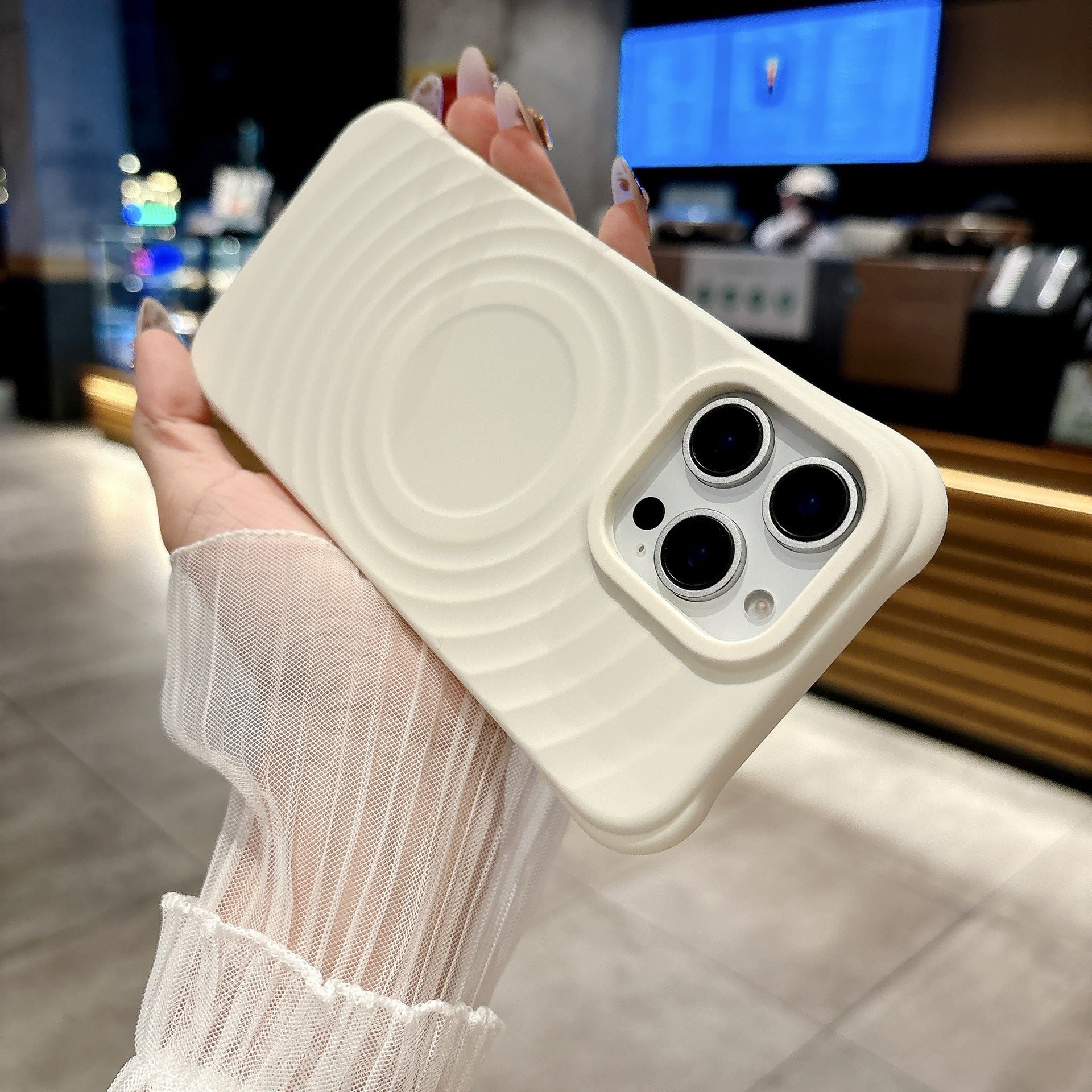 Applicable to Apple 17Promax magnetic mobile phone case, liquid silicone ripple pattern all-inclusive anti-drop Apple 16 mobile phone case.