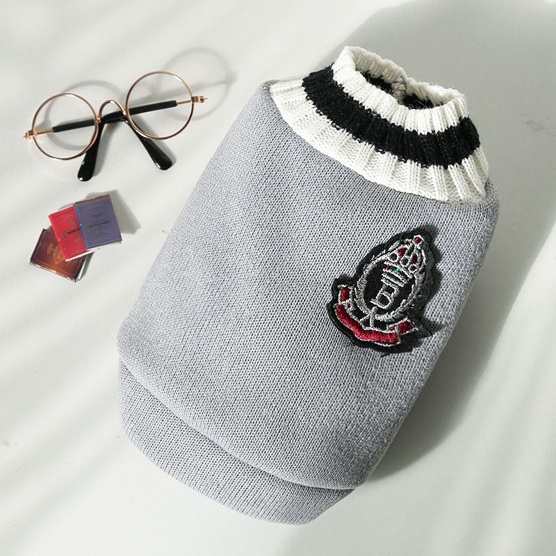 Autumn and winter new knitted vest V-neck college style pet dog dog cat clothes vest Teddy Pomeranian supplies